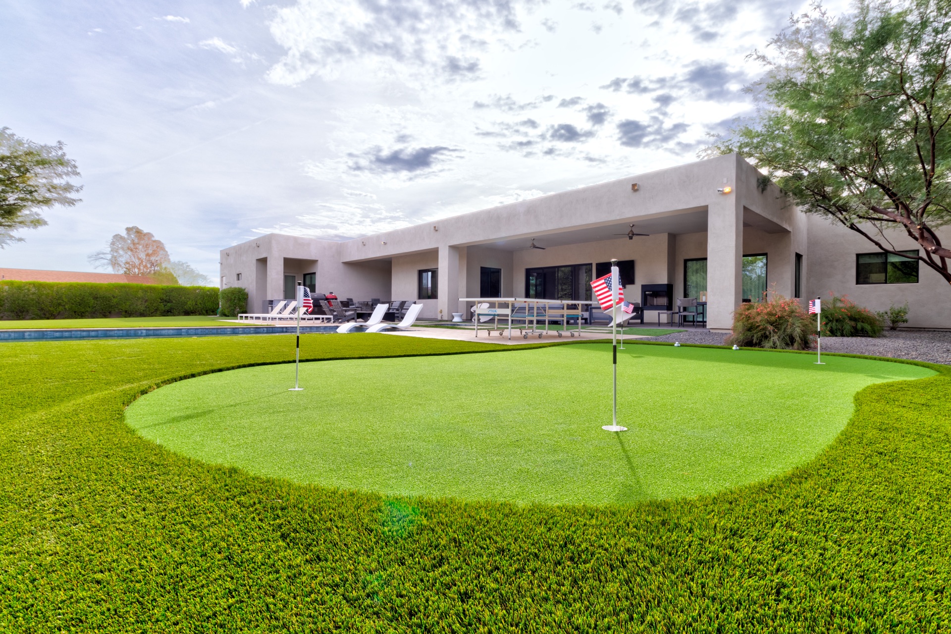 Custom backyard putting green installed in Scottsdale AZ by Turfli